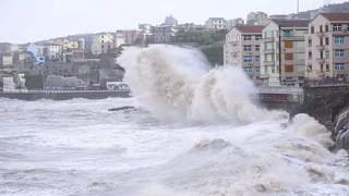 最新：“巴威”登陆地点有变！中央气象台发布今年首个暴雨红色预警！多地宣布“五停”，沪杭机场取消航班超400架次