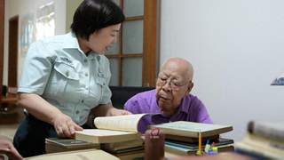 96岁抗战老兵刘世钺捐赠123本眼科书籍培育青年医者