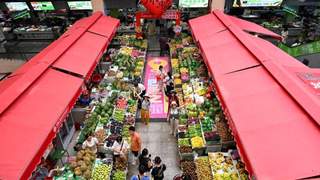 弥勒：夏日鲜果热销 外地游客争相打包寄全国