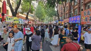 暑期避暑游火热｜红专街早市成体验冰城烟火气的“清凉驿站”