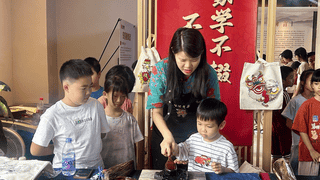 年画女侠佛山状元村授课 萌娃手工袋载非遗文化