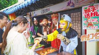 7月18日 襄阳华侨城奇幻度假区 唐僧师徒NPC携00后新农人推介谷城鲜桃香梨