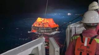 越南籍船舶南海沉没 中方多艘船机参与搜救44人获救