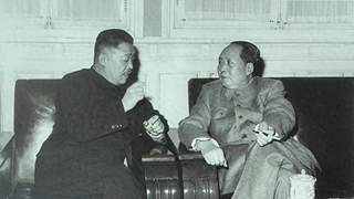 1944年贺龙与女学生薛明成婚，毛泽东见状打趣他头发留得长