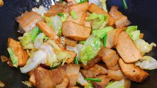 包菜香干搭配五花肉 这道家常回锅肉炒得满屋飘香
