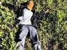 高考结束后,河南周口一名18岁男孩自我估分只有380分,自认升学无望,怕让父母失望,便悄悄独自前往郑州物流园打工。他放下笔就去抬箱子,真是字面意义的那种。郑州西郊的热浪一层压一层,水泥地像烙铁,他蹲在货车阴影里扒着冰凉的盒饭。手机震了一下,妈妈打来,分数出了,你快查查。六月二十五日...