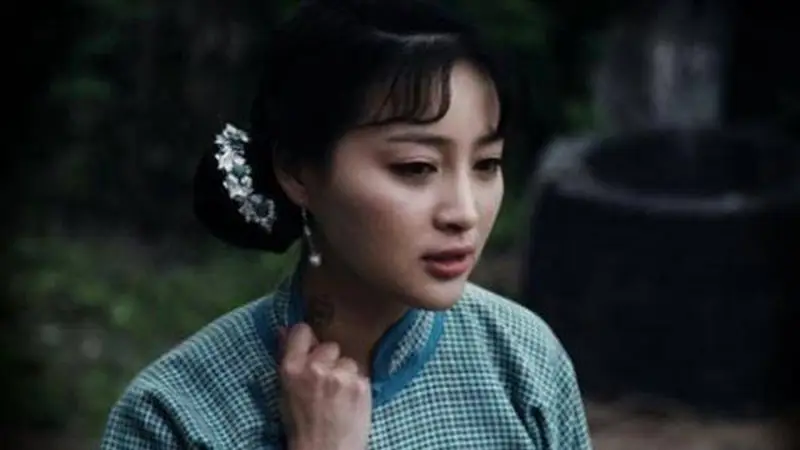原创不听母亲劝阻,她27岁嫁45岁老头,成婚115天,狼狈离婚