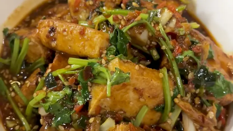 浇汁豆腐：外酥里嫩的家常美味，一口咬下满是温柔与满足