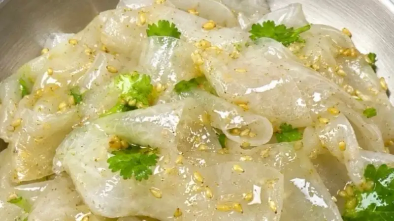 这道凉拌萝卜一上桌，脆爽开胃，比大鱼大肉先光盘