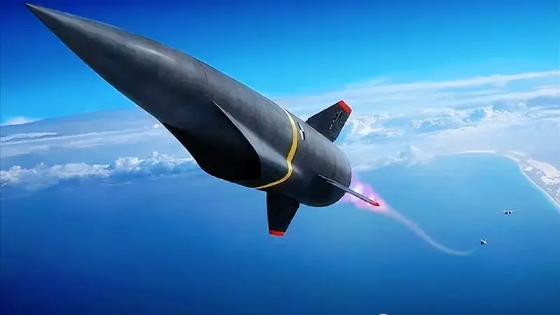 央视首次公开!中国东风-17导弹野外实射,航母变活靶?专家:更狠的还在后头!