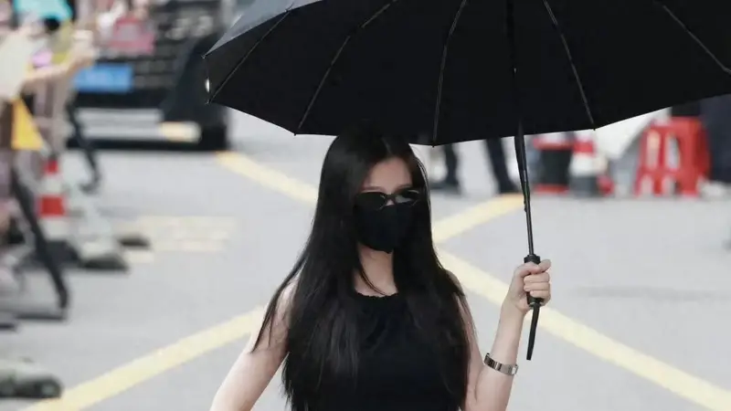 虞书欣横店通勤穿搭走红被称横店时装周!夸张词条引发网友吐槽!