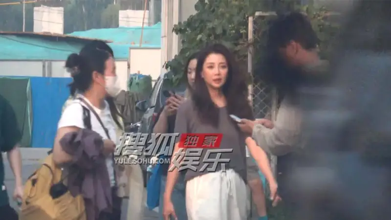 殷桃杂志拍摄收工 简约穿搭凸显绝佳体态状态佳