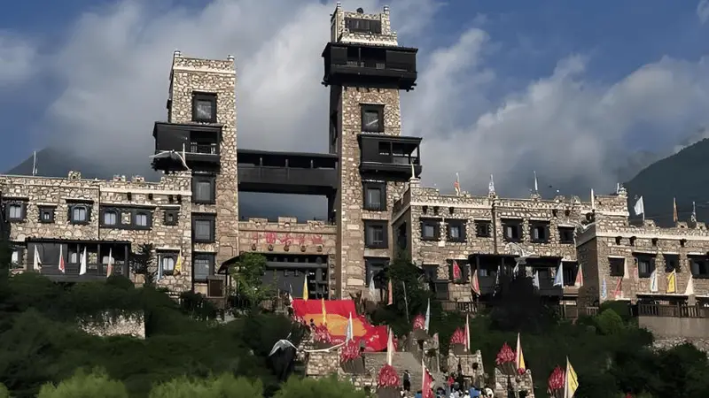 80元避暑农家乐餐标曝光:肉丝如发、肉丁似指甲盖,开发商的“捡漏”承诺为何成“坑”