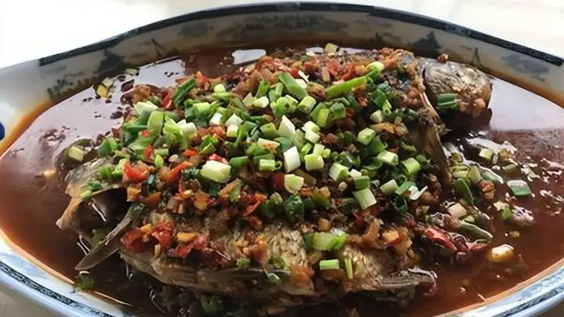 广丰豌豆烧鲫鱼：饶帮菜中的至鲜经典