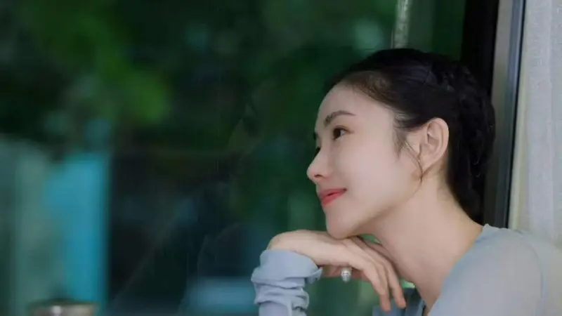 刘浩存新写真曝光气质清新尽显小白花灵气