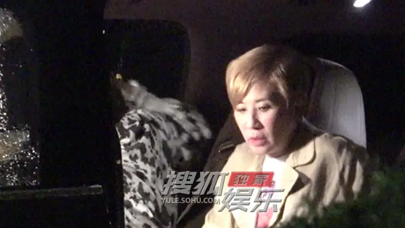 吴君如深夜收工返酒店 行程虽满依旧活力四射