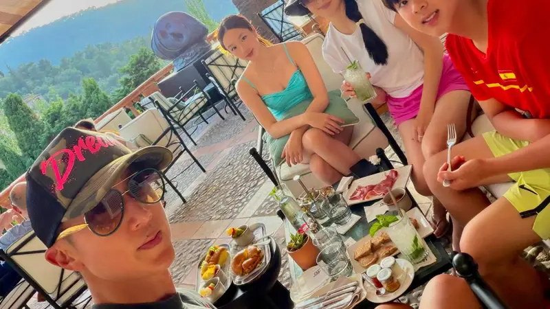 吴尊晒西班牙旅游动态 一家四口同框照引热议