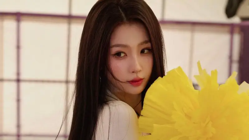 虞书欣篮球馆主题大片曝光 纯白长袖搭镂空短裙元气感拉满
