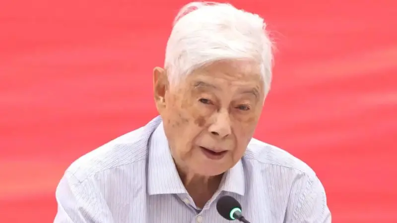 顾明远：教育要从育“分”转向育“人”