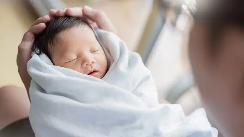 小婴儿到这个月龄会「睡眠倒退」,一张表教你睡渣变天使