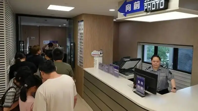 办身份证和出入境证件一站搞定！上海公安出入境开设夜间专场，暑期出去旅游更方便了