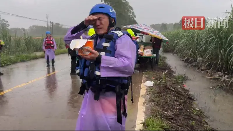 贵港救灾一线救援人员在大雨中吃泡面充饥,当事人:忙了一通宵,早上才吃东西顾不上下雨