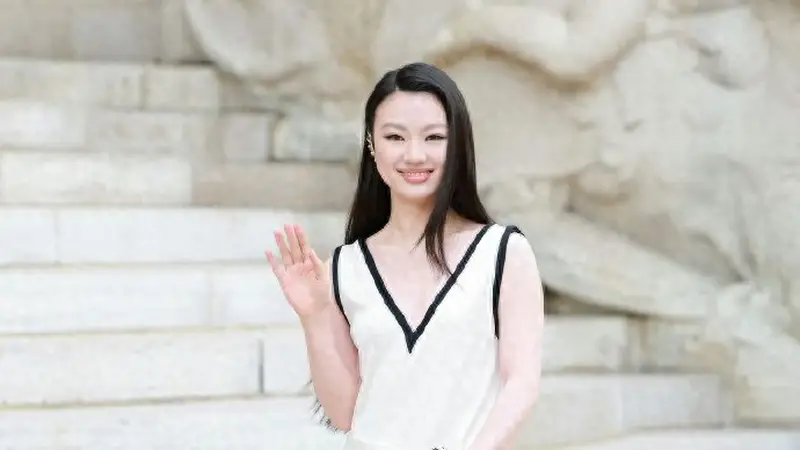 单依纯巴黎高定秀场生图释出:黑白极简长裙诠释香奈儿优雅松弛感