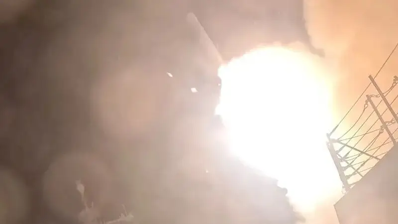 美军连续九夜打击伊朗 霍尔木兹海峡两油轮爆炸