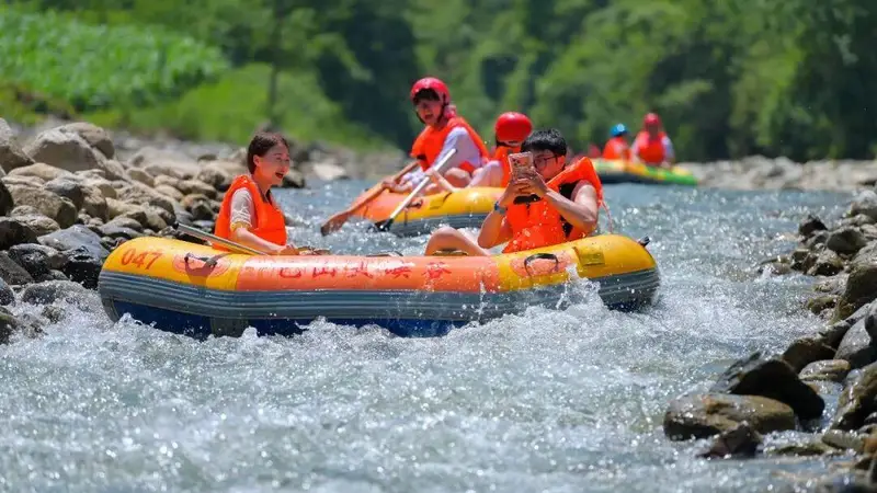 四川达州巴山大峡谷：18℃矿泉水上漂流，解锁夏日清凉秘境