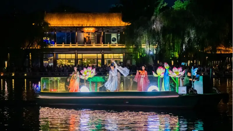 济南天下第一泉:画舫演艺升级回归,泉水夜色添新韵