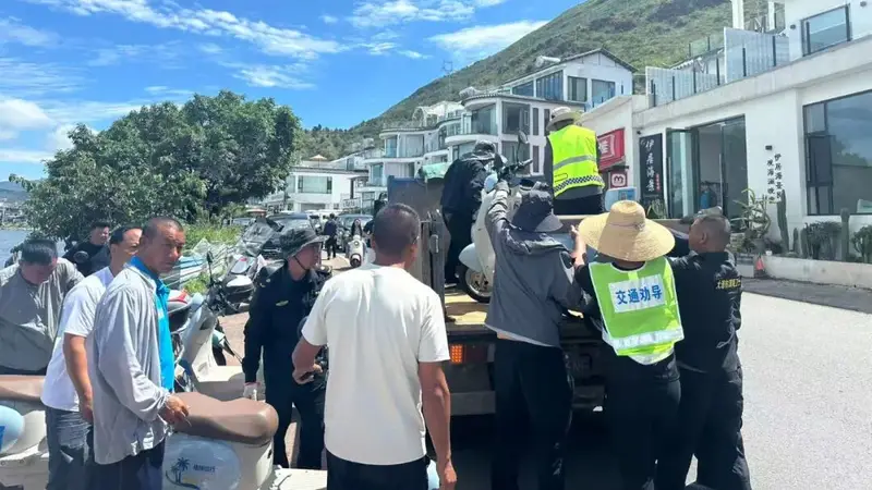 挖色镇集中整治路域环境 建设暑期旅游新高地