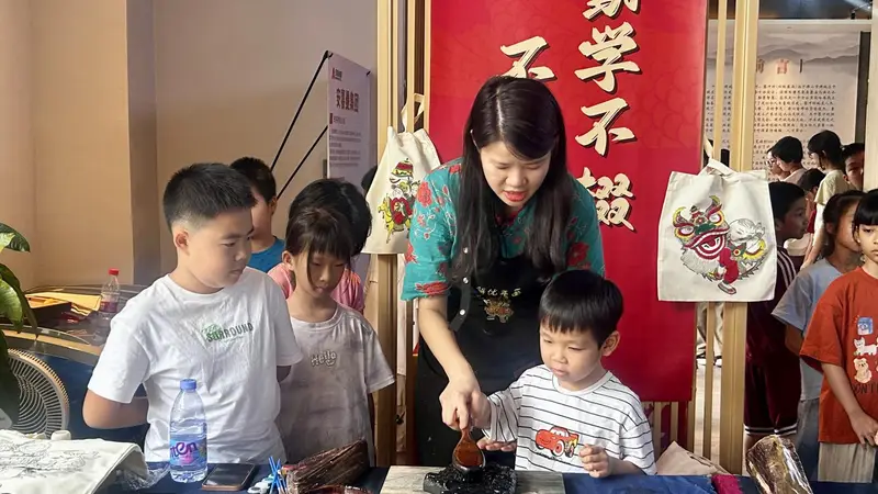 年画女侠佛山状元村授课 萌娃手工袋载非遗文化