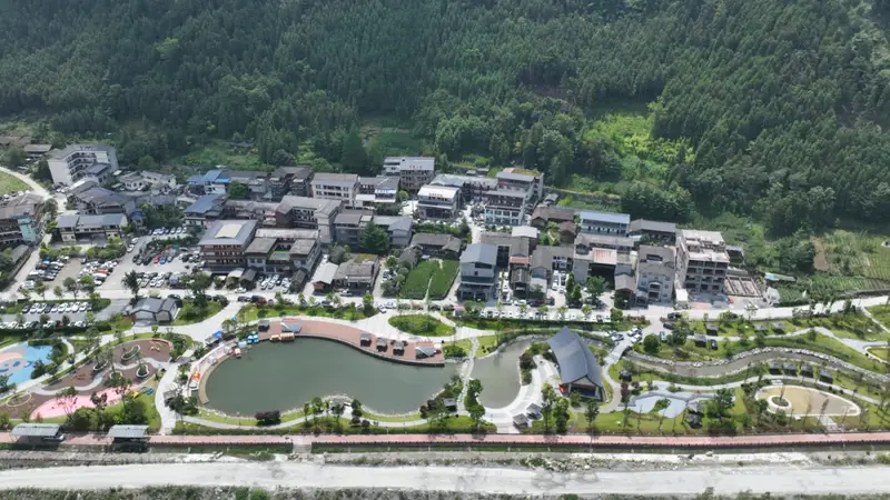 芦山大川镇“凉经济”火爆 吸引游客破万人次
