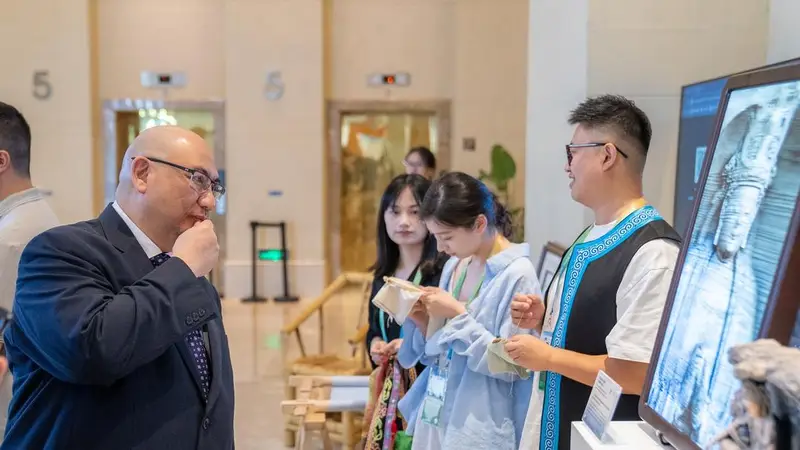 APEC会场外 成都造数字产品引关注