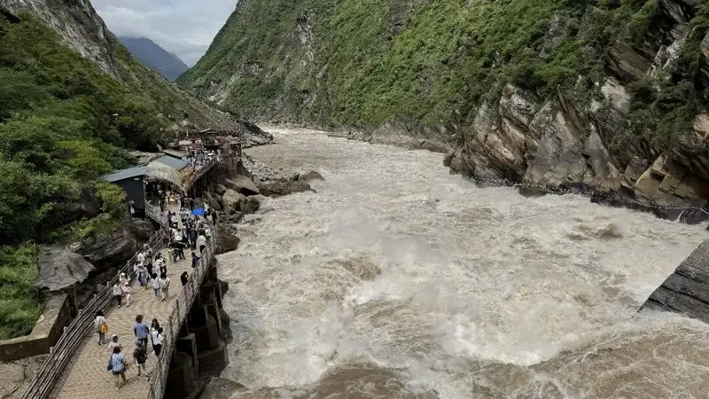 香格里拉虎跳峡景区回应山体落石:落石区不在开放游览范围,当前游览区无安全隐患