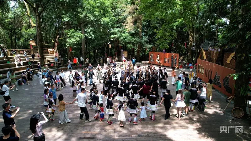 贵州从江岜沙苗寨文旅人气走高 民俗活动引游客纷至沓来