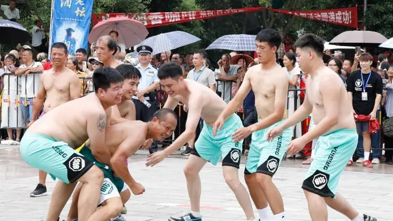 阳朔白沙百年民俗会启幕 抬关公巡游抢花炮迎盛会