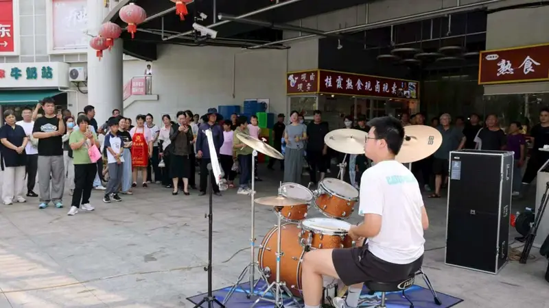 朱泾西林街区菜场变音乐会台 商户居民登台唱主角