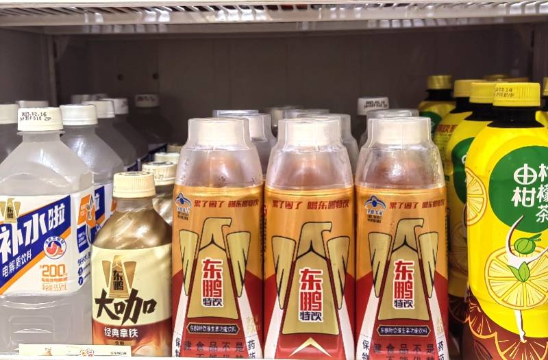 东鹏饮料澄清“老板拒喝自家产品”谣言并报警，张雪发声