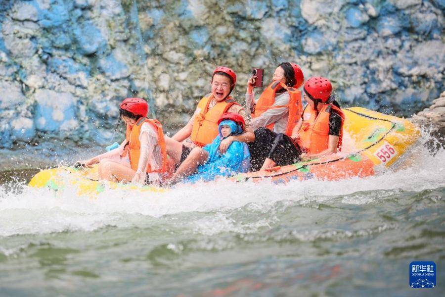 漂流、溯溪、轻极限 年轻人避暑主打一个“活力”