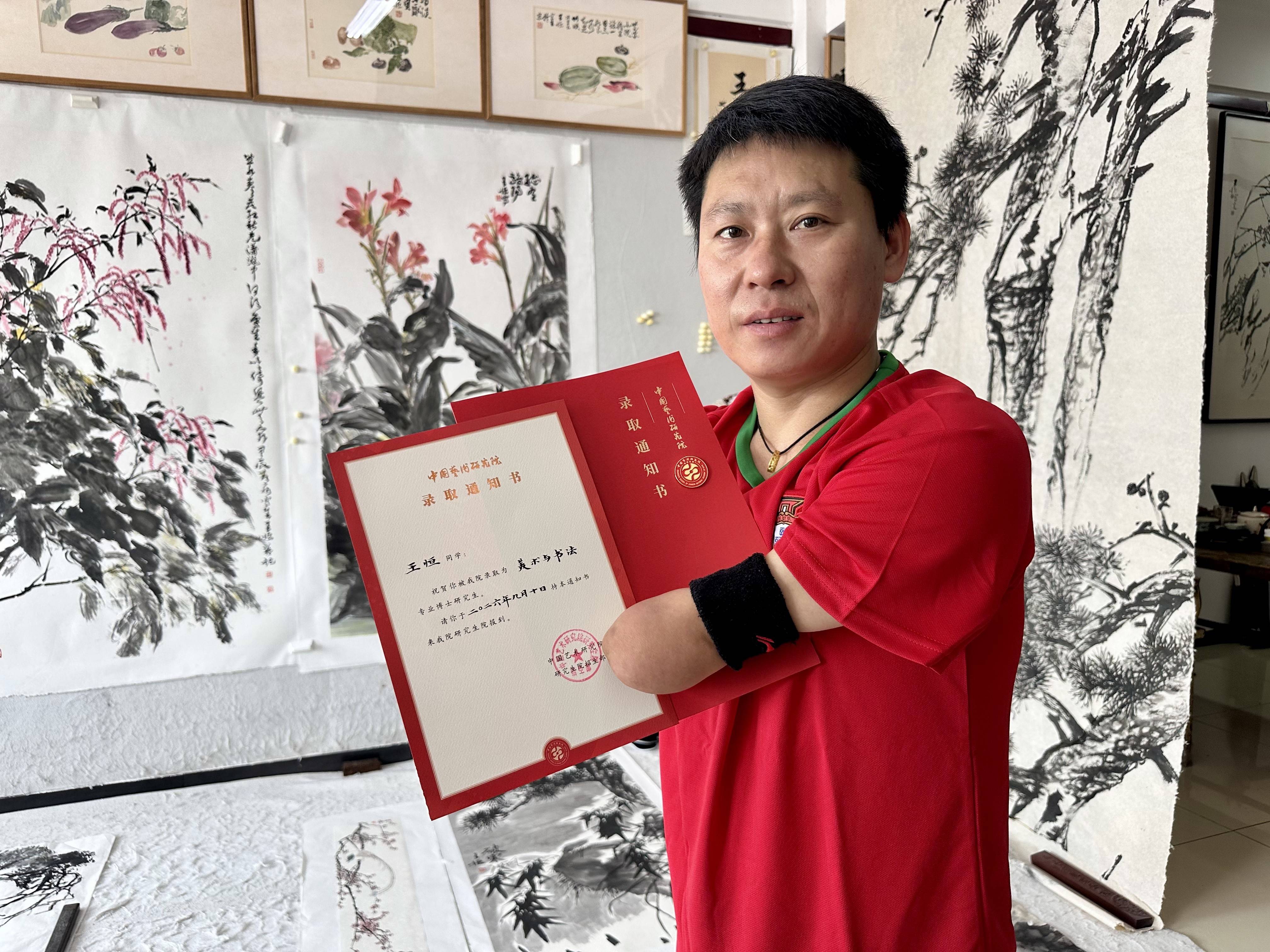 43岁无手考生今天拿到博士录取通知书：“要给残疾孩子打个样儿！”