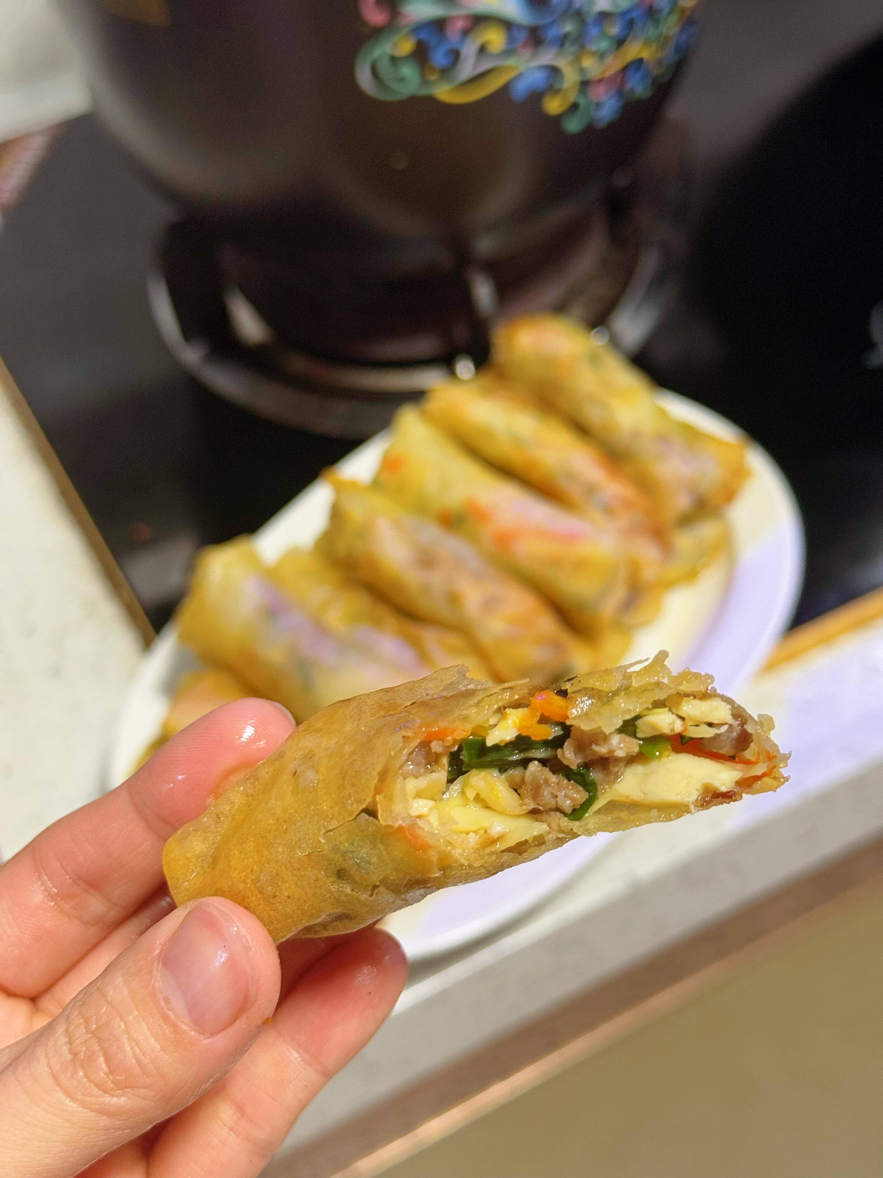 这盘春卷外酥里嫩，馅料鲜到眉毛掉下来