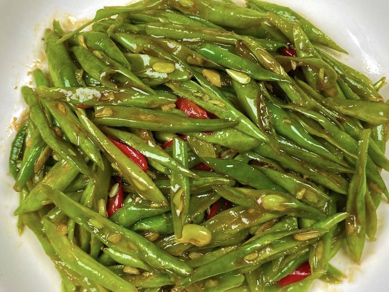 四季豆咋做才入味呀？试试家常炝炒做法，蒜香脆嫩咸香特别下饭
