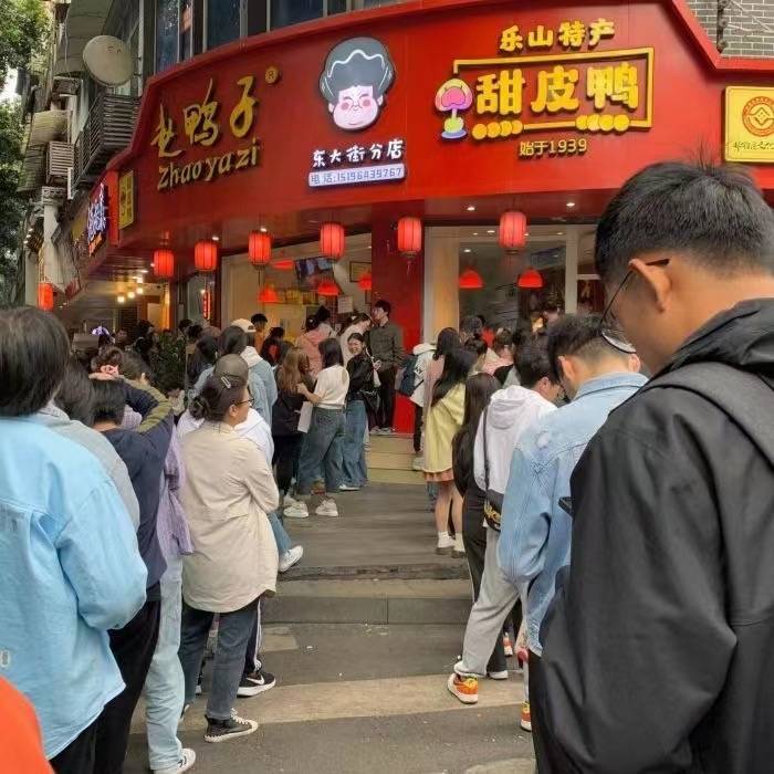 15. 乐山夜游张公桥，哪家甜皮鸭营业到很晚？