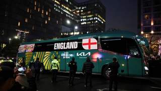 英格兰队抵达酒店遭墨西哥球迷嘲讽 “盘外招”或影响状态