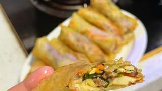 这盘春卷外酥里嫩，馅料鲜到眉毛掉下来