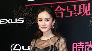 杨幂丝袜大片引爆全网：印字黑丝配红装，渔网豹纹全驾驭，性感高级感并存