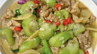 丝瓜姜酒鸡：夏夜厨房里的那一碗清润醉意