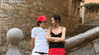 Jennie黑吊带搭配红缎短裙，编发造型走甜美又高级的路线