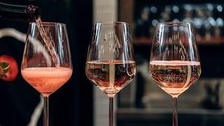 葡萄酒晚宴礼仪速查：别包杯、轻摇杯，这样碰杯敬酒才得体